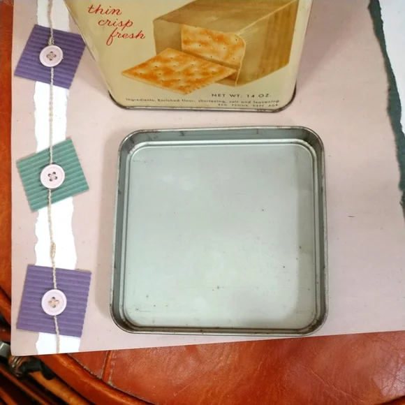 Vintage 1969 Metal Canister Nabisco Premium Saltine Crackers Tin Box - Picture 6 of 16